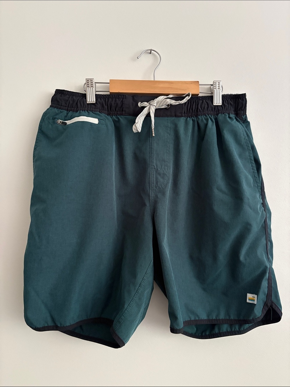 Vuori Banks Shorts 7" Unlined Adjustable Tie Waist Athletic 4 Way Stretch Size L
